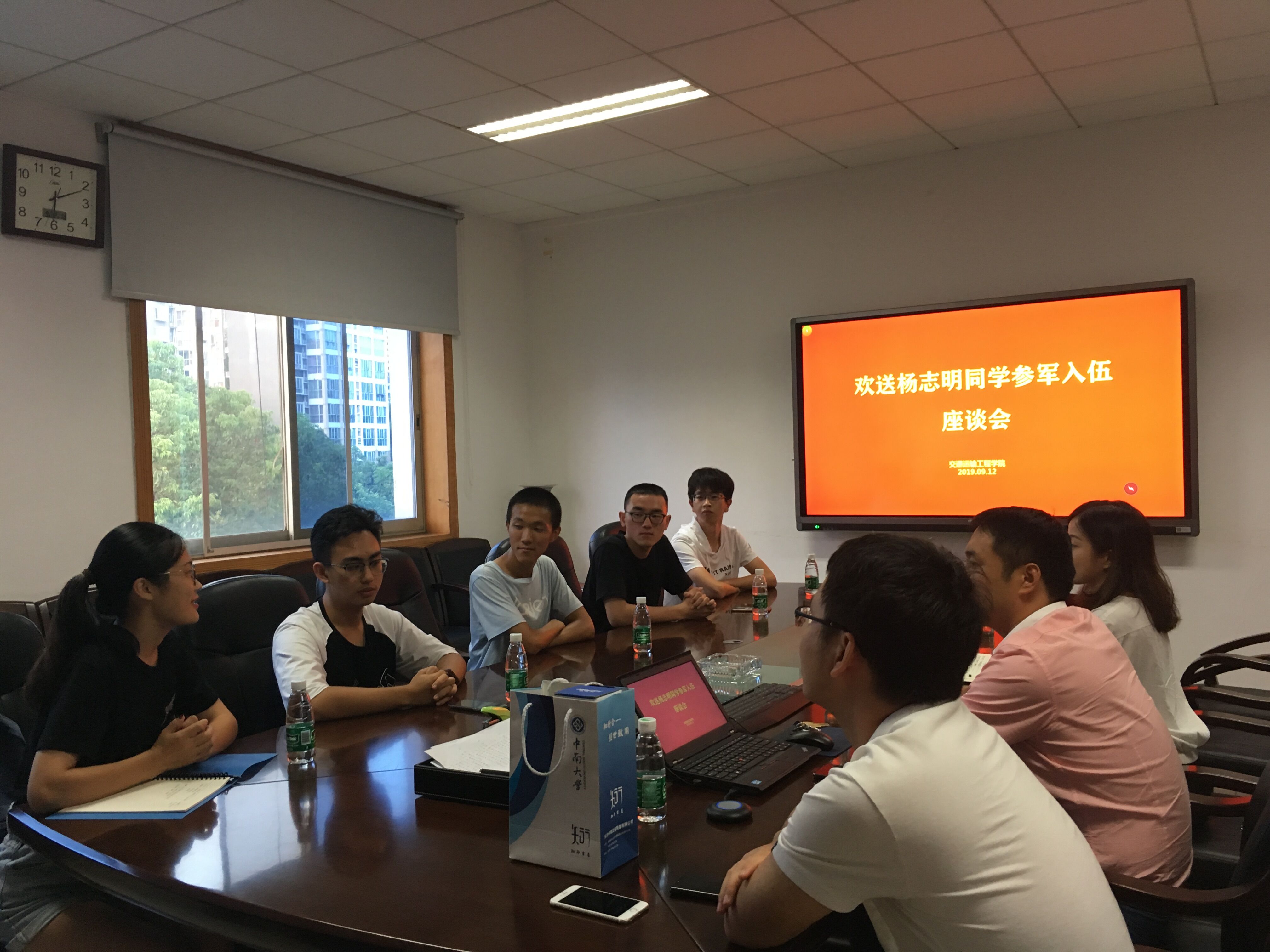 欢送员工入伍.jpg 欢送员工入伍.jpg